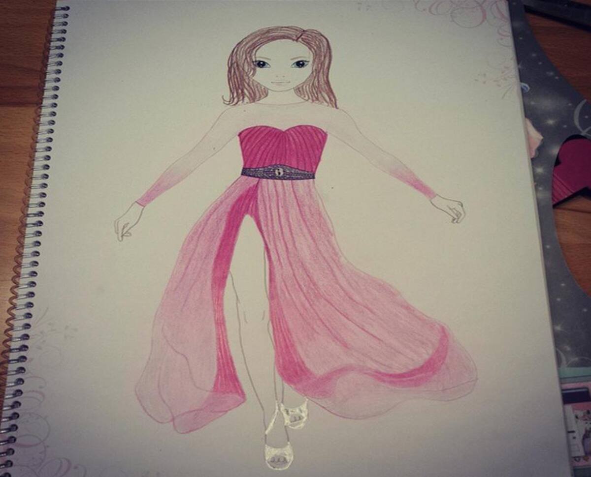 A través de su cuenta @mariaang2002, María Angélica Padilla muestra sus diseños en el cuerpo de muñecas. La siguen cerca de 5.000 personas.