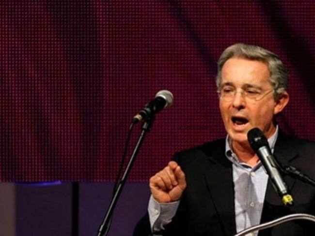 &quot;No nos dejemos engatusar con la reelección de Santos&quot;: Uribe
