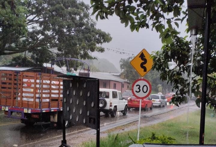 Se presenta cierre de la vía  Pitalito Garzón km. 35+600 sector Pericongo