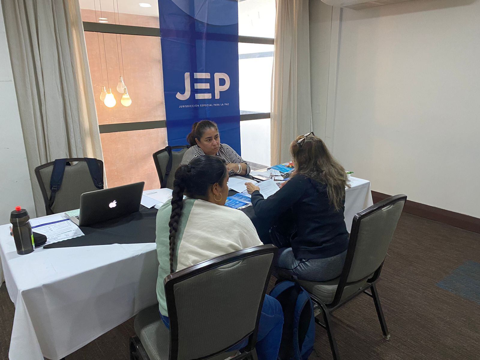 Atención a víctimas del conflicto colombianas en el Consulado de Santiago de Chile / Foto: Twitter @JEP_Colombia