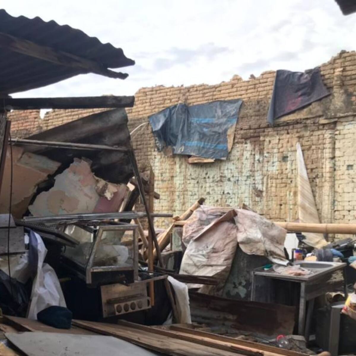 Desplome de muro en barrio Sucre deja una mujer sin vida