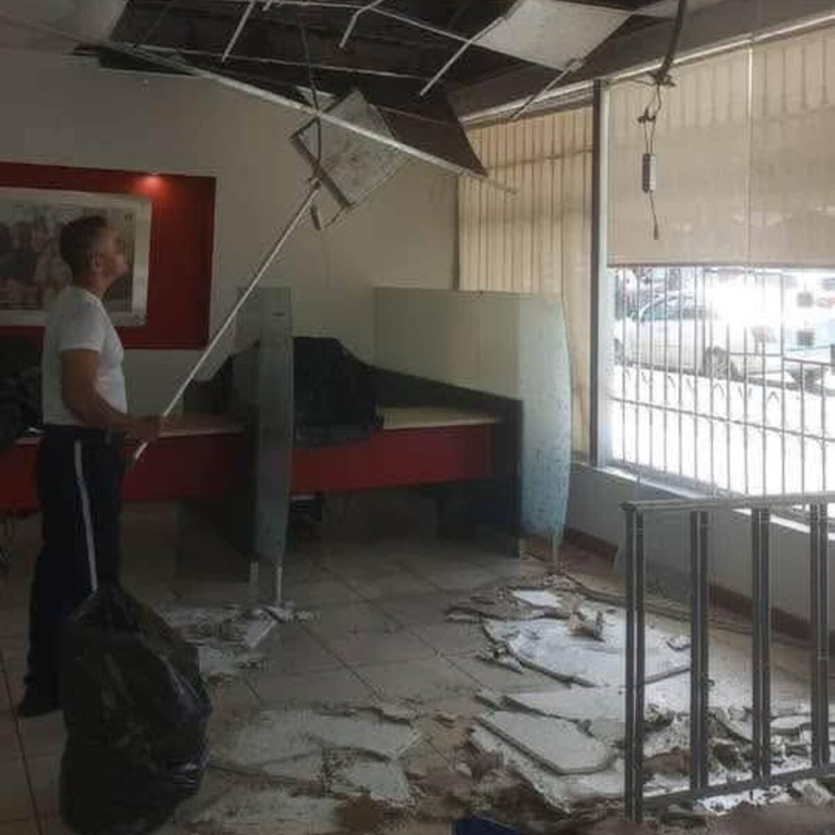 Parcial colapso de techo en sede de Davivienda en Florencia genera alerta