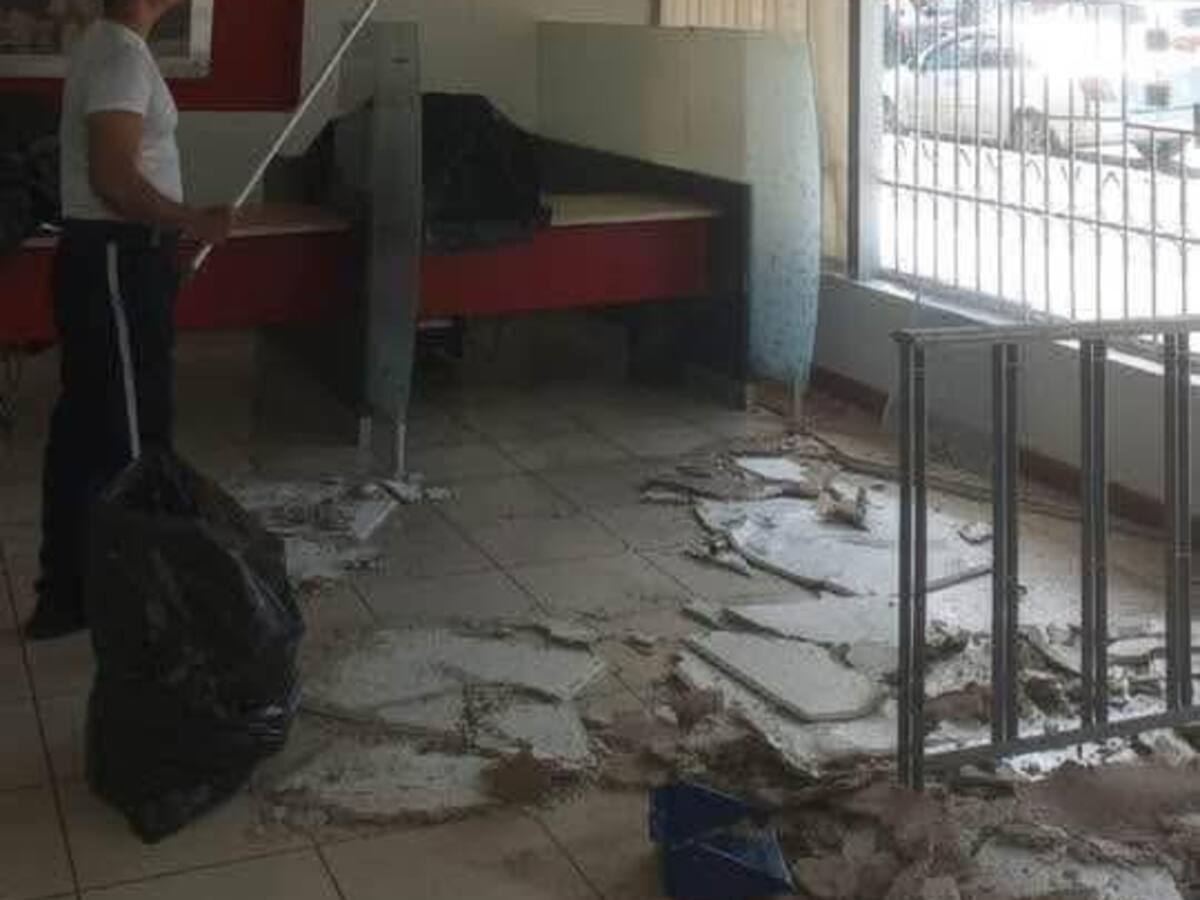 Parcial colapso de techo en sede de Davivienda en Florencia genera alerta
