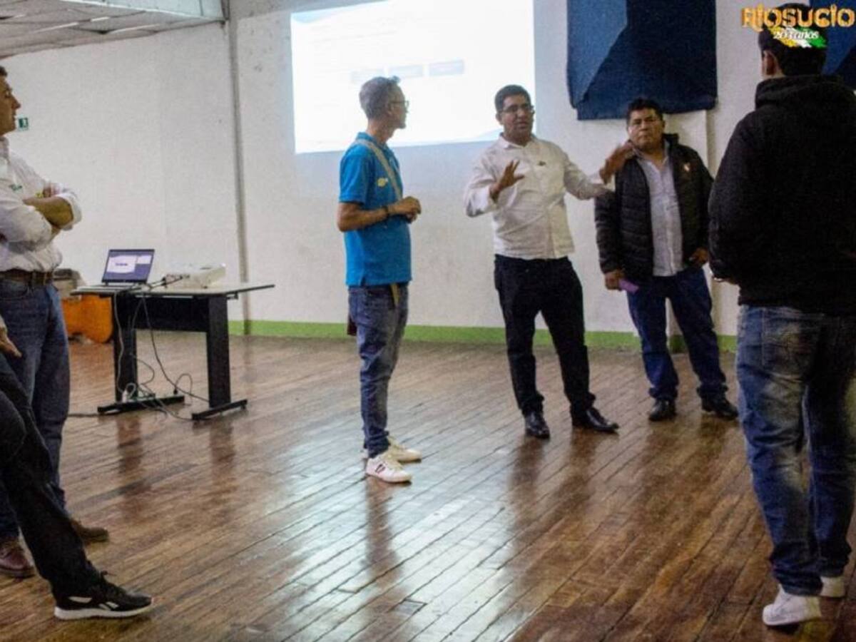 Directores de bandas musicales de Perú, realizan pasantía en Caldas