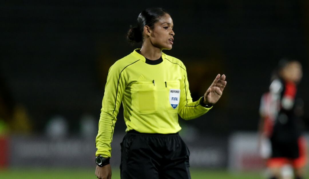 María Daza, árbitra central durante la final del fútbol femenino Santa Fe - América.