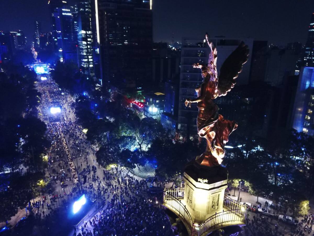 Miles de mexicanos se reúnen en la populosa avenida de Paseo de la Reforma, en Ciudad de México, en la tradicional celebración de la víspera de Año Nuevo 2019