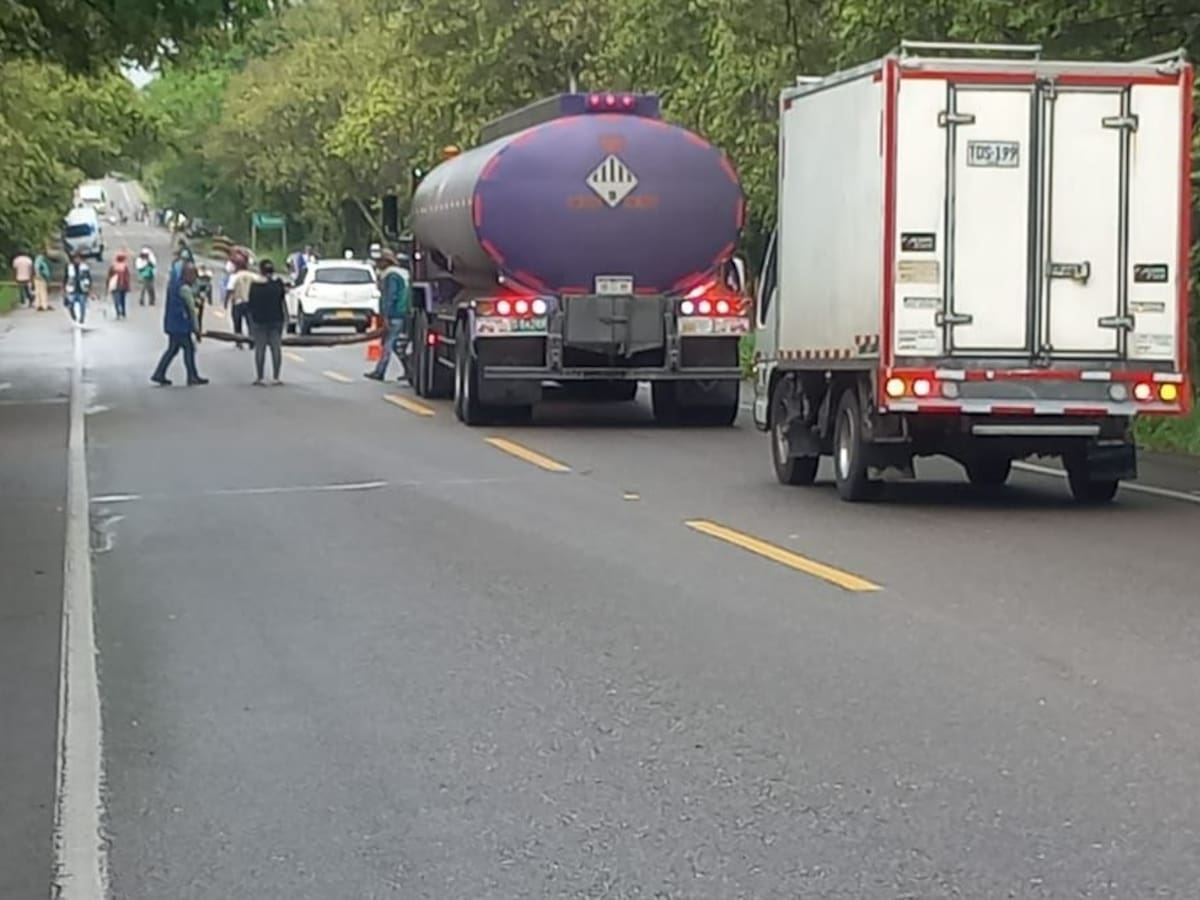 En el inicio de Semana Santa, comunidades indígenas bloquean la vía que une a Tolima y Huila