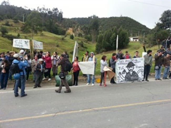 Se mantiene bloqueo en la vía Bogotá - La Calera