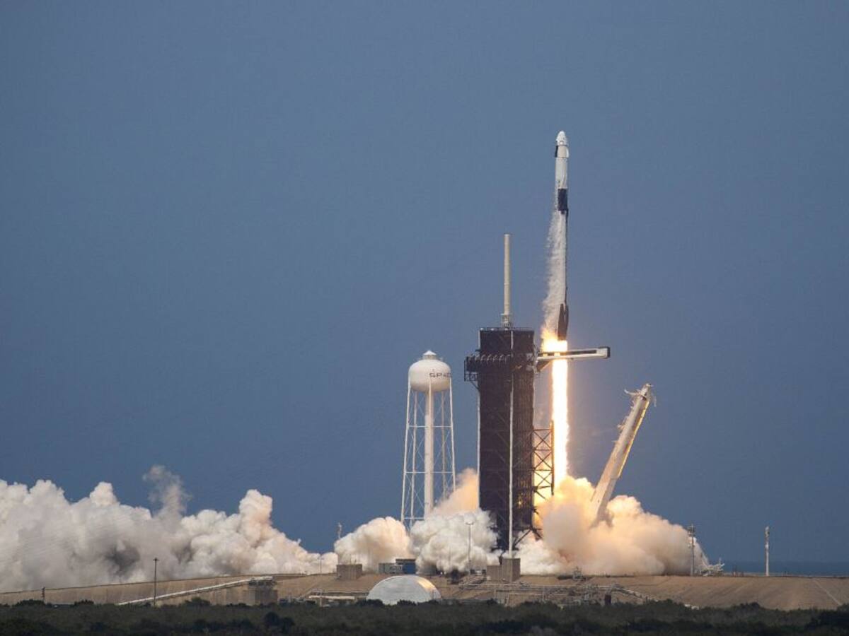 La cápsula de SpaceX llega a la EEI tras 19 horas de vuelo