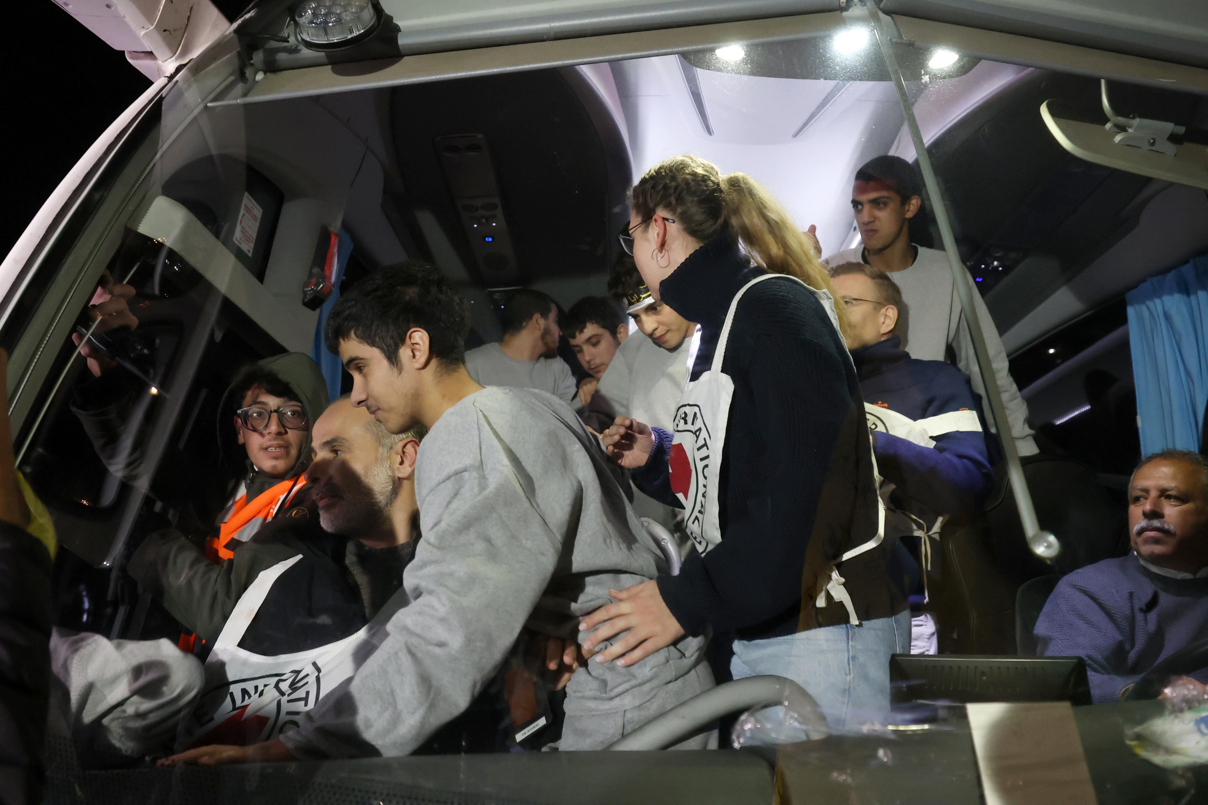 Ramallah (-), 28/11/2023.- Palestinian prisoners freed from the Ofer Israeli military prison disembark from a bus as they return to Beitonia, near Ramallah, West Bank, 28 November 2023. Israel and Hamas agreed to a four-day ceasefire, mediated by Qatar, the US, and Egypt, that came into effect at 05:00 AM GMT on 24 November. 50 Israeli hostages, women and children are to be released by Hamas and 150 Palestinian women and children that were detained in Israeli prisons are to be released by Israel in exchange. More than 14,000 Palestinians and at least 1,200 Israelis have been killed, according to the Gaza Government media office and the Israel Defense Forces (IDF), since Hamas militants launched an attack against Israel from the Gaza Strip on 07 October, and the Israeli operations in Gaza and the West Bank which followed it. (Egipto, Catar, Ramala) EFE/EPA/ALAA BADARNEH