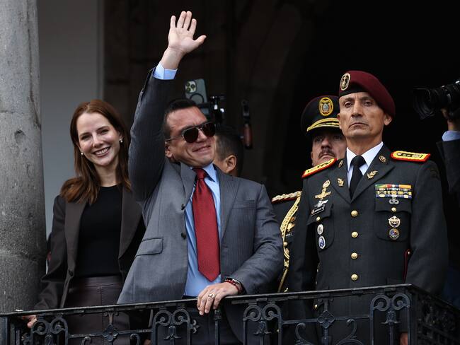 QUI01. QUITO (ECUADOR) 15/04/2025.- El presidente de Ecuador, Daniel Noboa, y su esposa Lavinia Valbonesi, saludan desde el Palacio de Gobierno este martes, durante el tradicional Relevo de Cambio de Guardia Presidencial, en Quito (Ecuador). EFE/ José Jácome