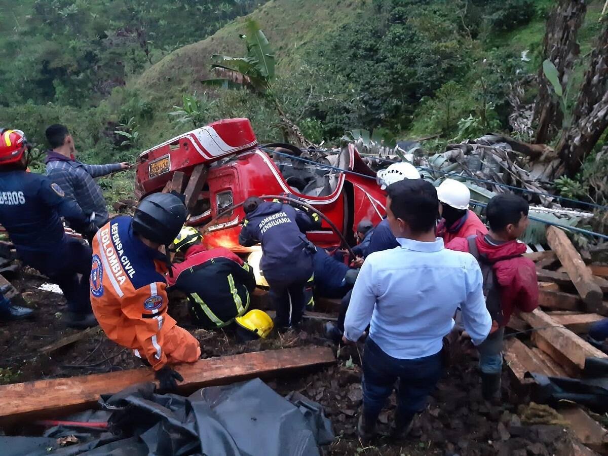 Vehículo que rodó por un abismo en el oriente Caldas, dejó varios heridos