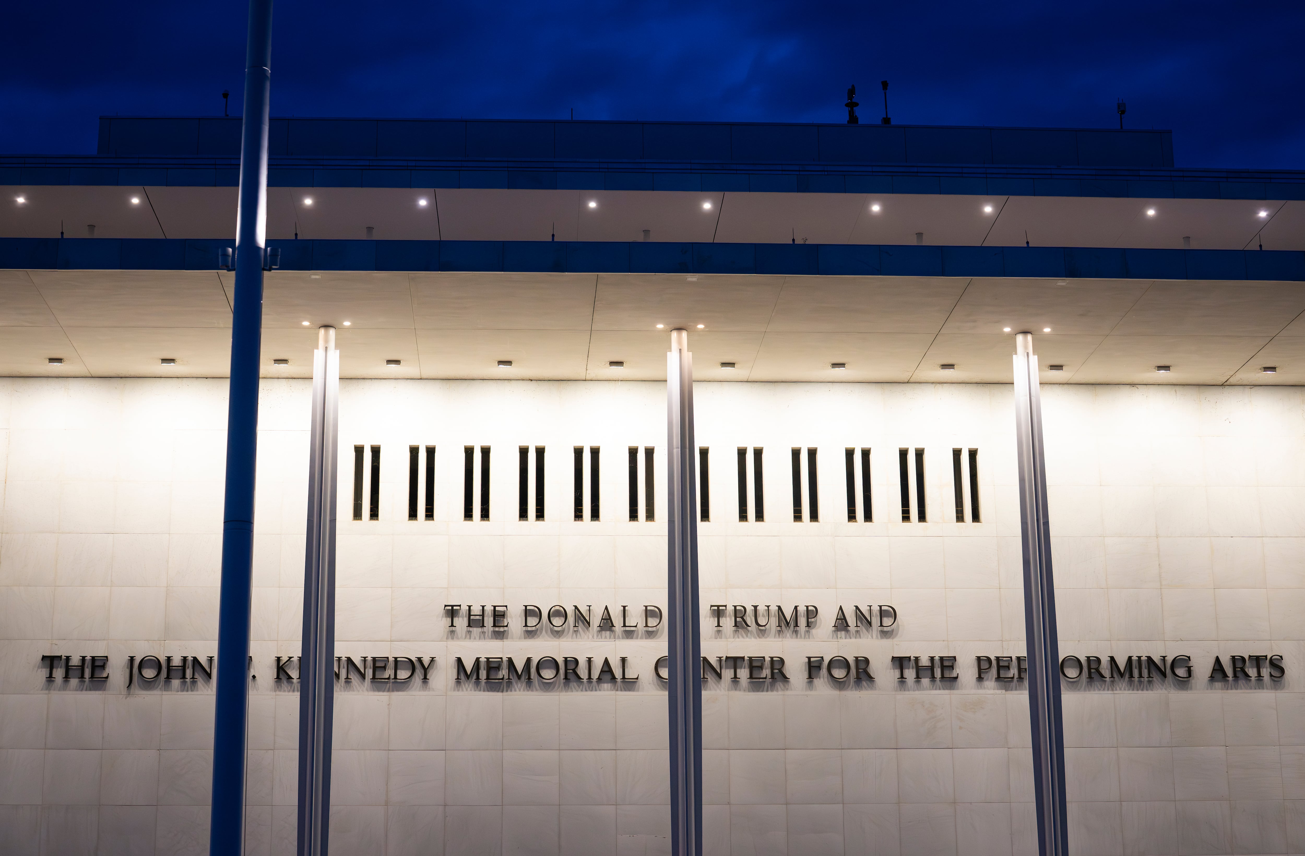 Tras los fallidos intentos de Donald Trump de incluir su nombre en el centro de artes escénicas de Washington, el mandatario cerró la institución.
(Foto: Al Drago/Getty Images)