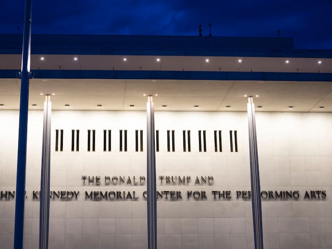 Tras los fallidos intentos de Donald Trump de incluir su nombre en el centro de artes escénicas de Washington, el mandatario cerró la institución.
(Foto: Al Drago/Getty Images)