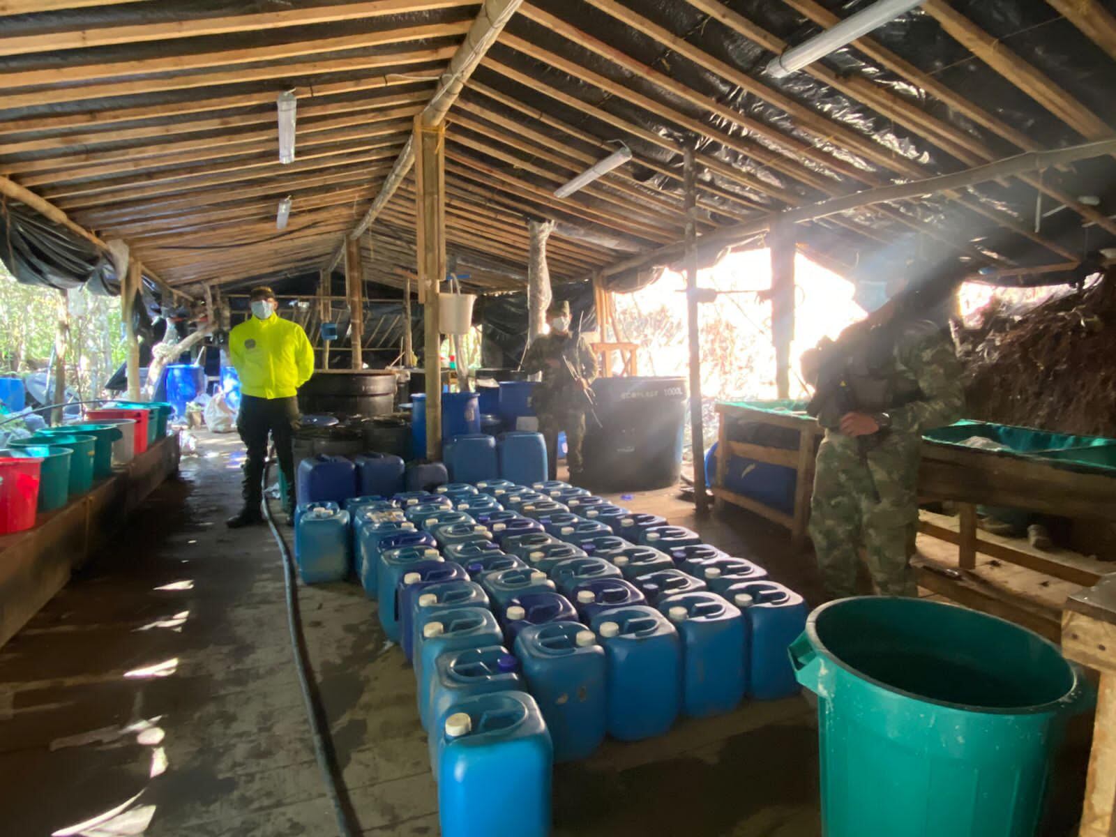 El laboratorio de coca fue desmantelado en zona rural de El Peñol, Antioquia. Foto: Ejército.