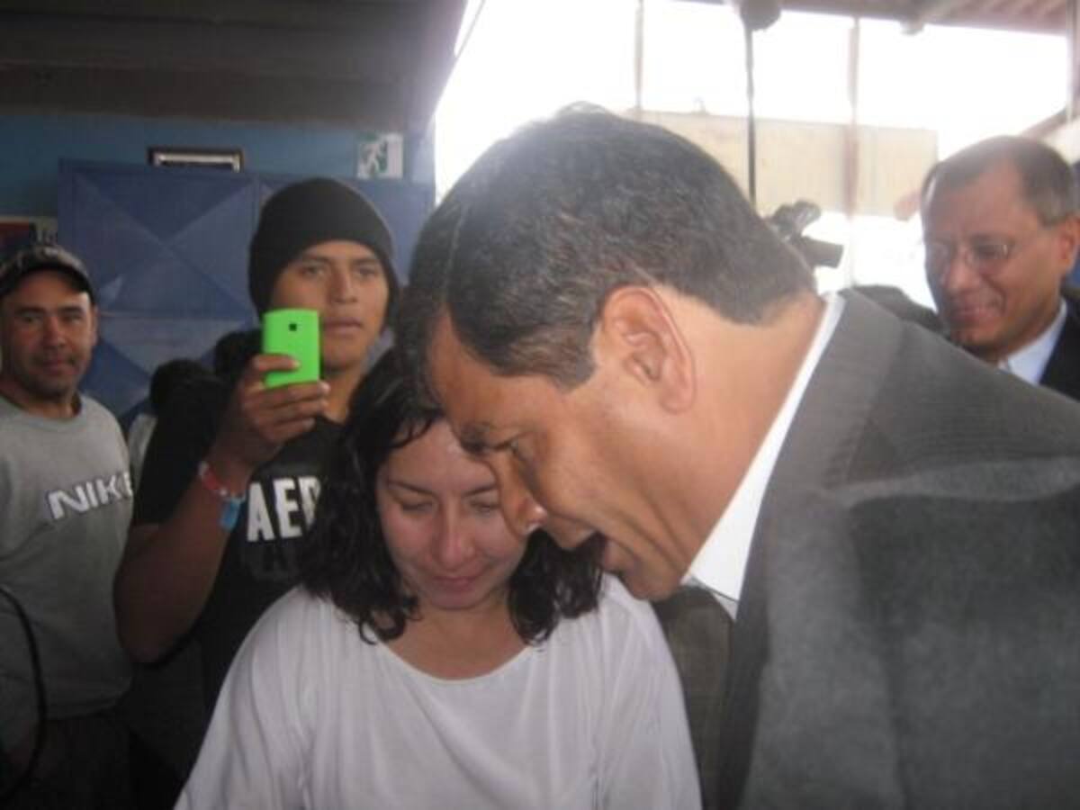 Rafael Correa votó hacia las 7:40 de la mañana