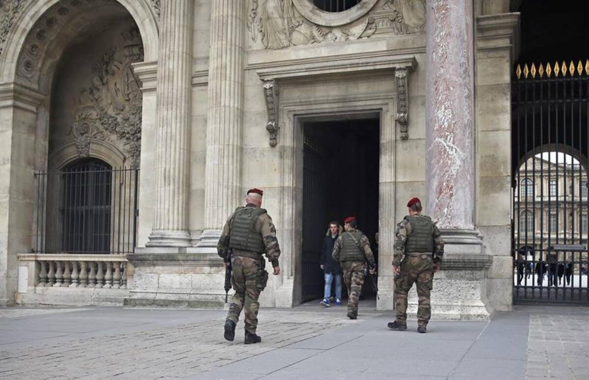 Monumentos como la Torre Eiffel son fuertemente custodiados. Los uniformados patrullan todas las ciudades luego de que Al Qaeda en Yemen amenazara con más ataques como el de París contra "infieles" a Mahoma. Foto: Efe