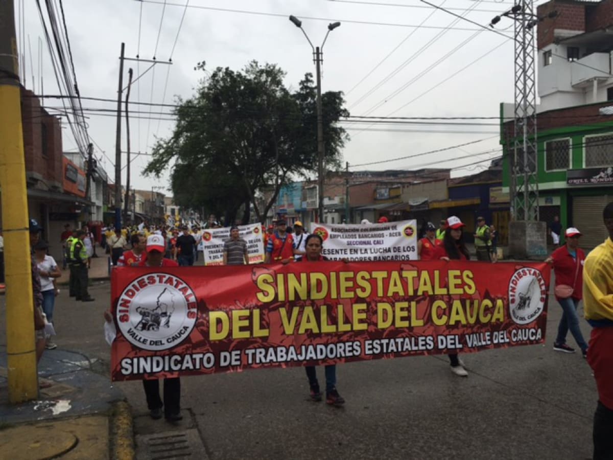 Los sindicatos caleños también se hicieron presentes en las marchas. Banderas, pancartas y consignas se tomaron las calles de la capital del Valle del Cauca.