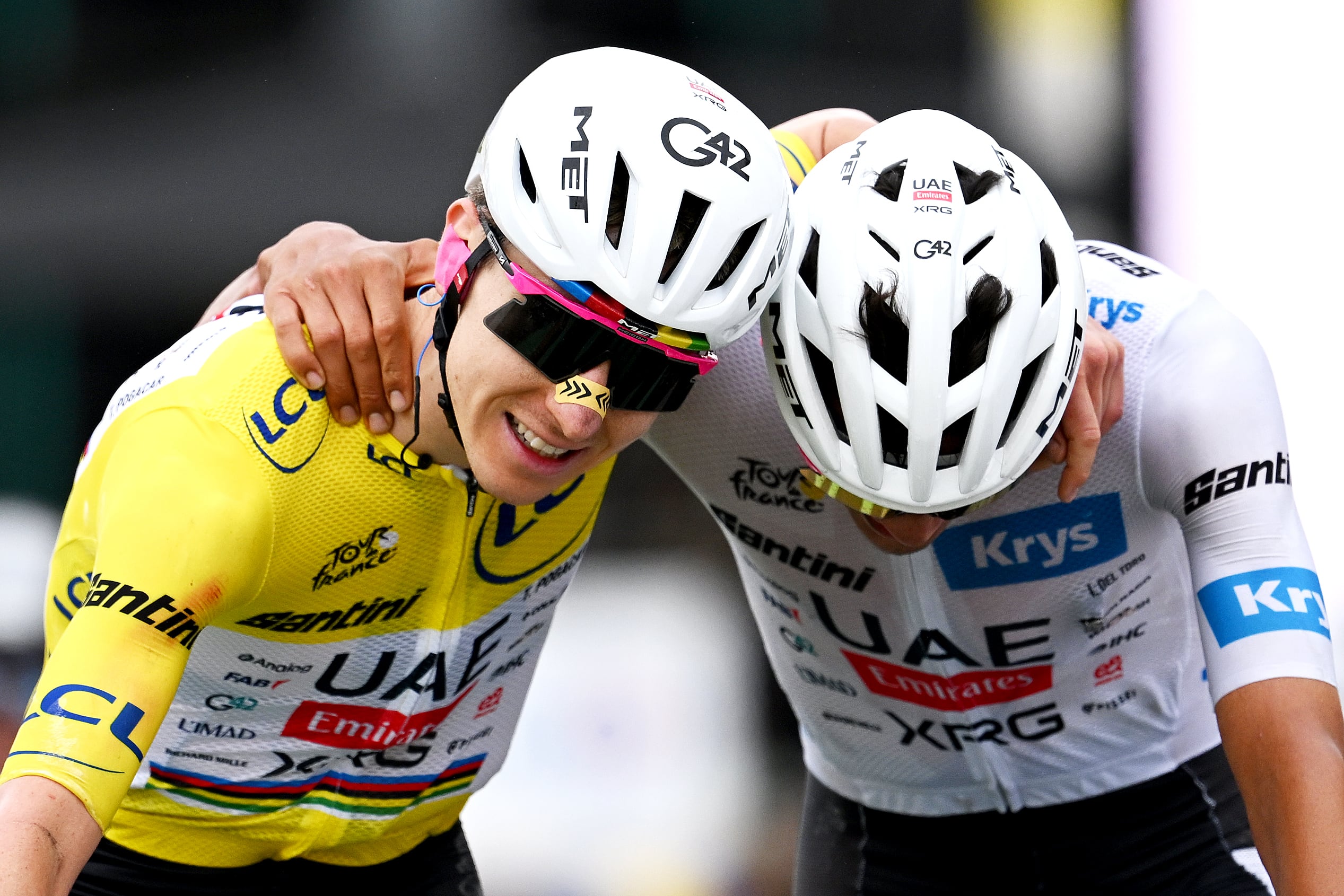 Tadej Pogacar celebra junto a su compañero, el mexicano Isaac Del Toro, en la línea de meta de la etapa 20 del Tour de Francia. (Photo by Luc Claessen/Getty Images)