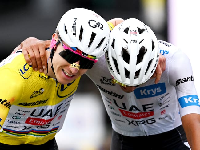 Tadej Pogacar celebra junto a su compañero, el mexicano Isaac Del Toro, en la línea de meta de la etapa 20 del Tour de Francia. (Photo by Luc Claessen/Getty Images)