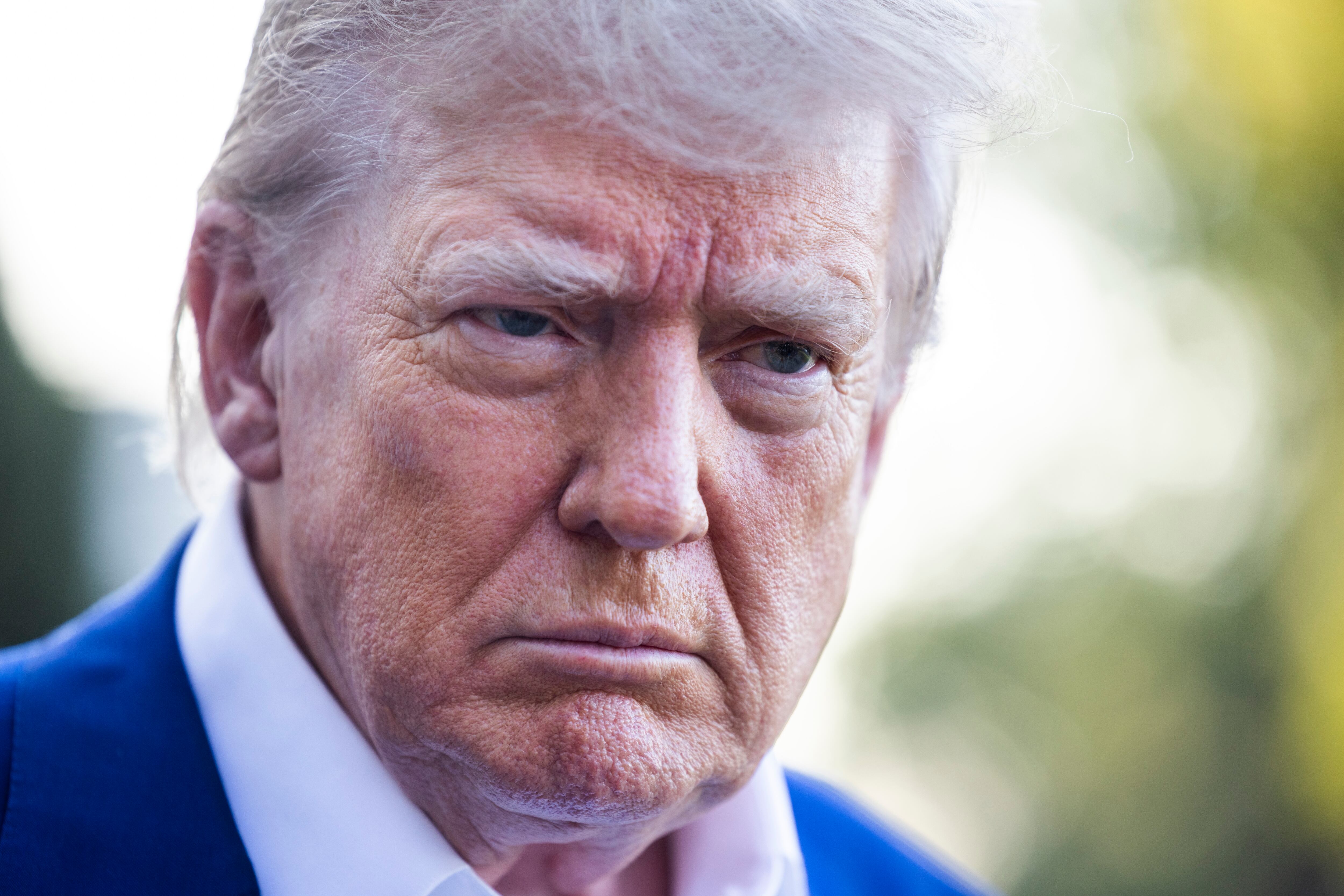 WASHINGTON (United States), 24/06/2025.- US President Donald Trump speaks to the media as he departs the White House for the NATO leaders summit, in Washington, DC, USA, 24 June 2025. The president answered questions about accusations of ceasefire violations in the Iran-Israel conflict. EFE/EPA/JIM LO SCALZO