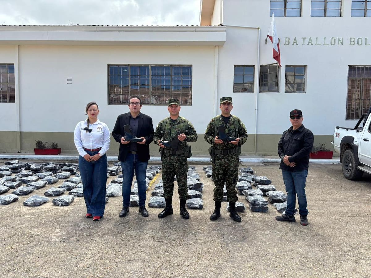 Ramiriquí entrega 141 pares de botas de combate al Ejército