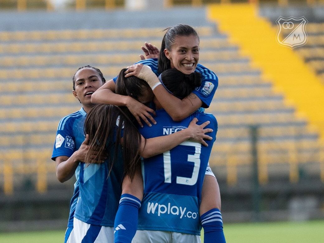 Las jugadoras de Millonarios festejan uno de sus cuatro goles ante Once Caldas / Twitter: @MillosFCOficial.