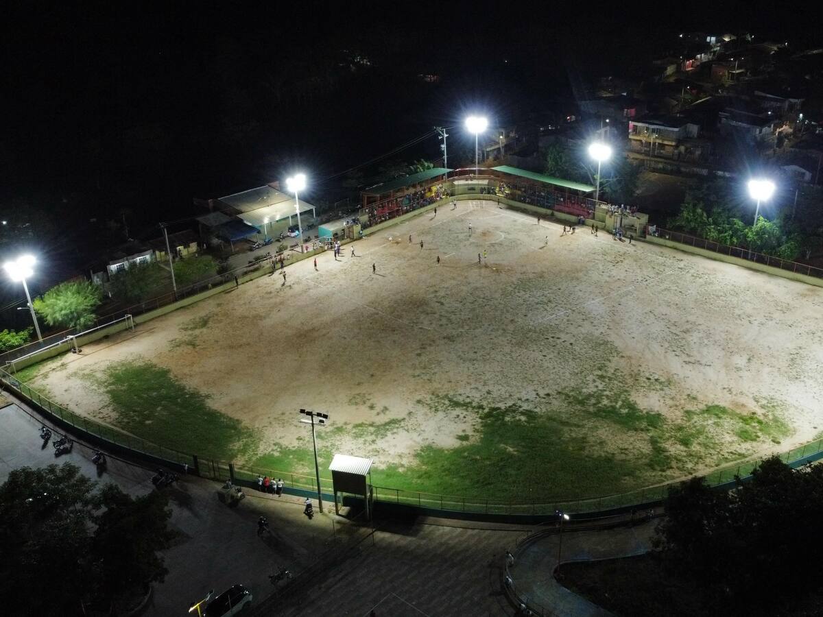 Alcaldía de Turbana entrega iluminación en el estadio de sóftbol Jaime Clavijo