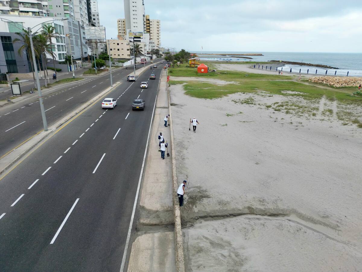 Intervienen puntos críticos en la av. Santander de Cartagena por acumulación de arena