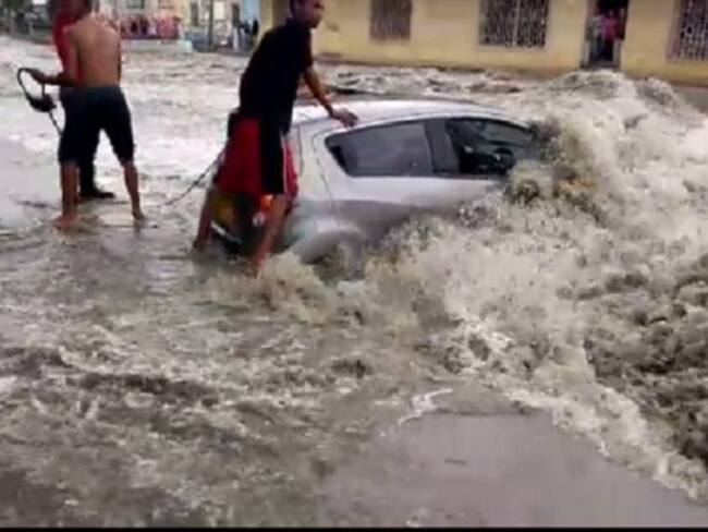 Voluntarios rescatan automóvil arrastrado por arroyo en Barranquilla