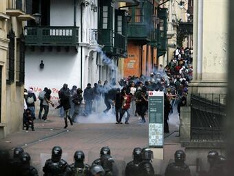 Enfrentamientos entre manifestantes y policía en Bogotá. Foto: Colprensa.