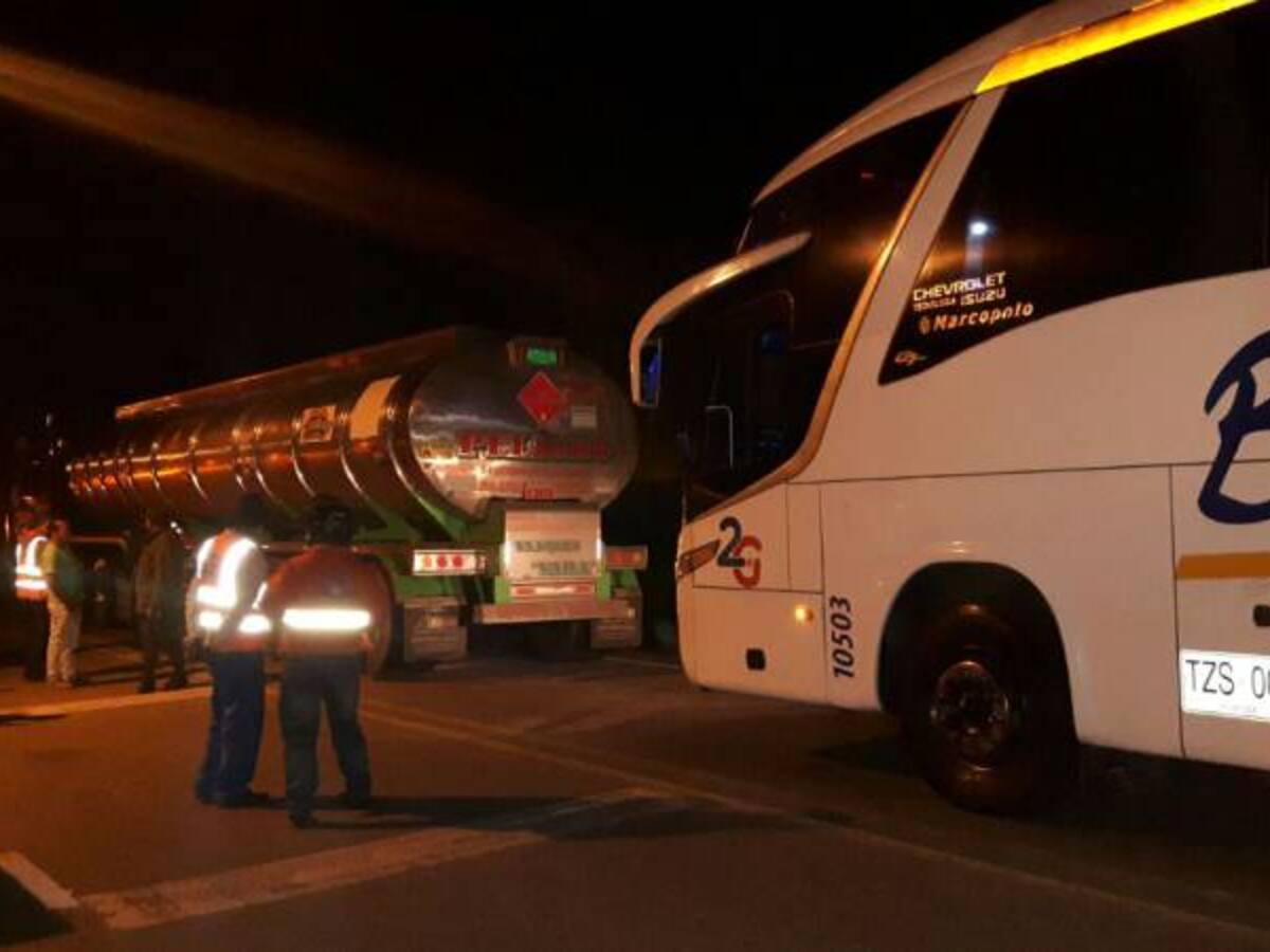 Disturbios entre manifestantes y Policía deja un vehículo incinerado en Huila