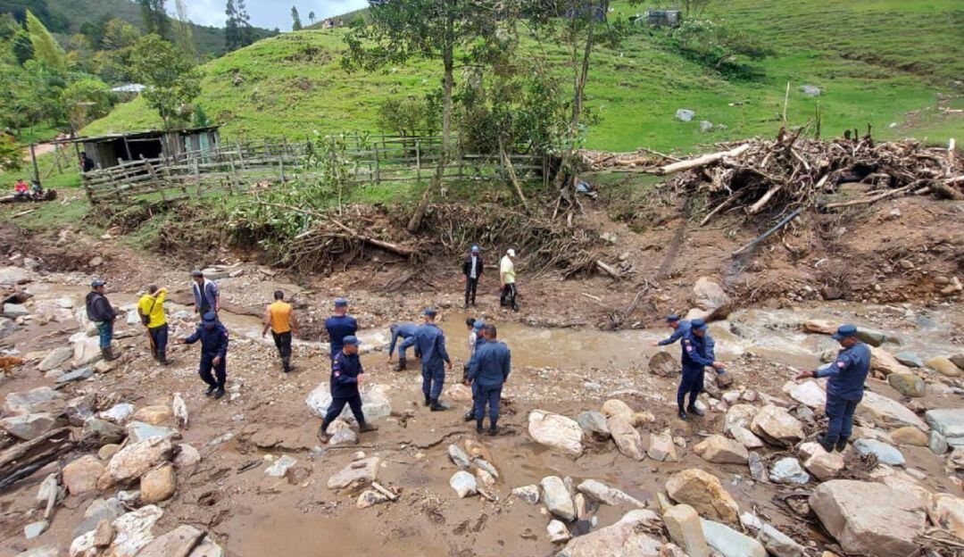 Soldados prestan ayuda a afectados por lluvias en el norte del Huila.