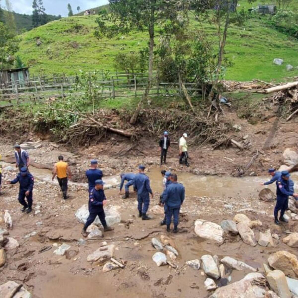 Soldados prestan ayuda a afectados por lluvias en el norte del Huila
