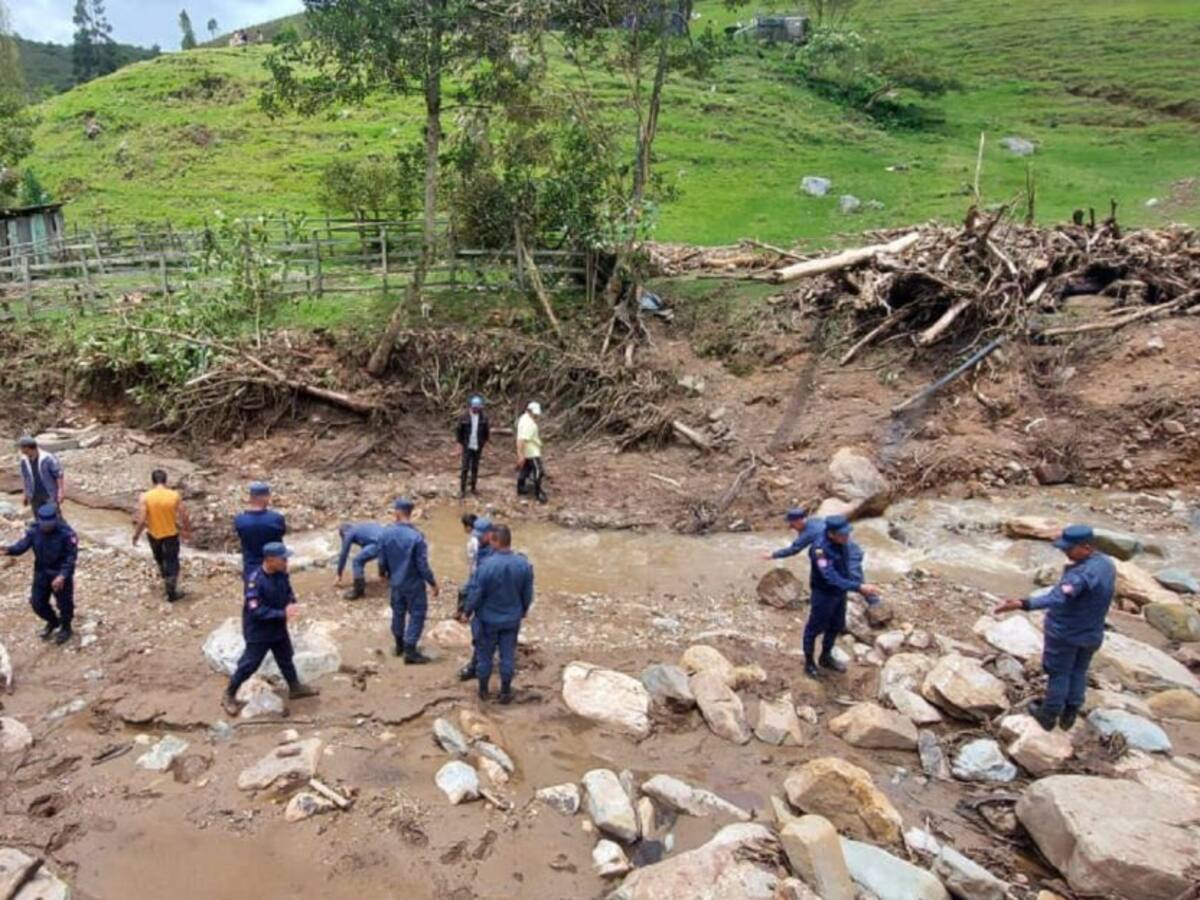 Soldados prestan ayuda a afectados por lluvias en el norte del Huila