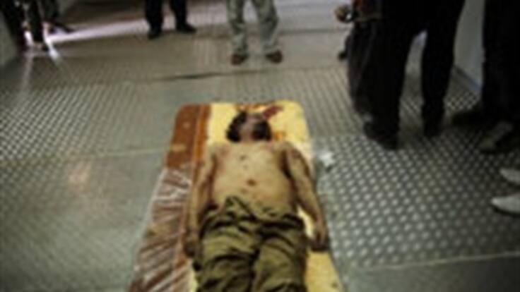 Gadafi es sepultado en medio de desierto y en secreto