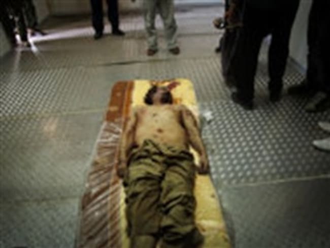 Gadafi es sepultado en medio de desierto y en secreto