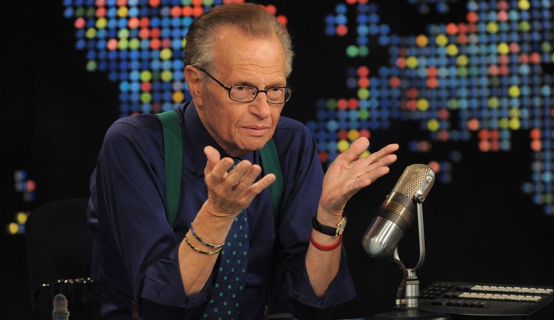 El presentador Larry King durante su show en vivo transmitido en Los Angeles, Estados Unidos. 