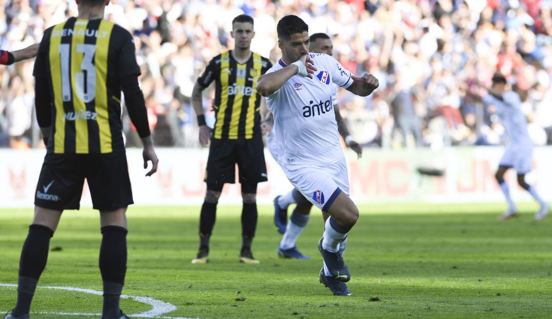 Luis Suárez anotó para Nacional en el clásico uruguayo frente a Peñarol.