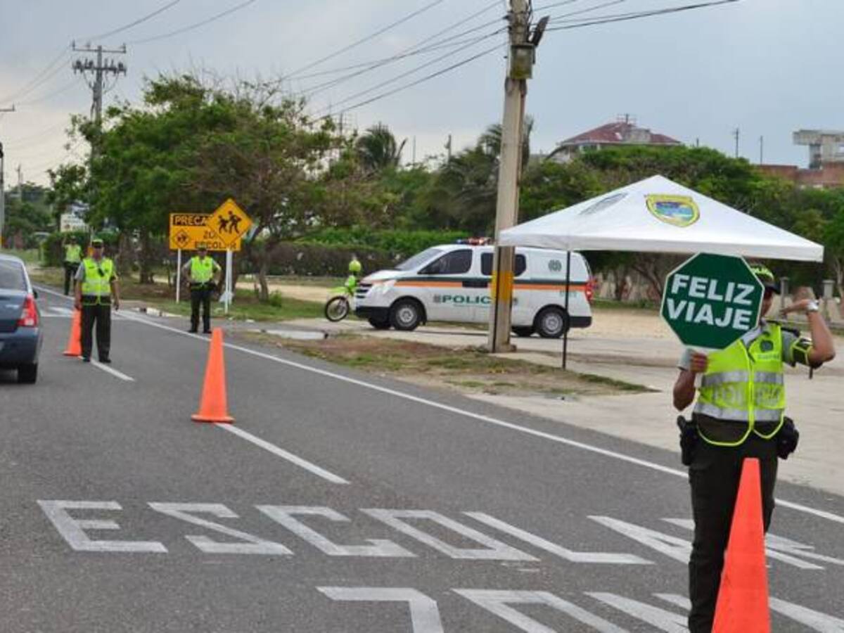 Policía de Tránsito activa reversible en la vía Honda - Bogotá