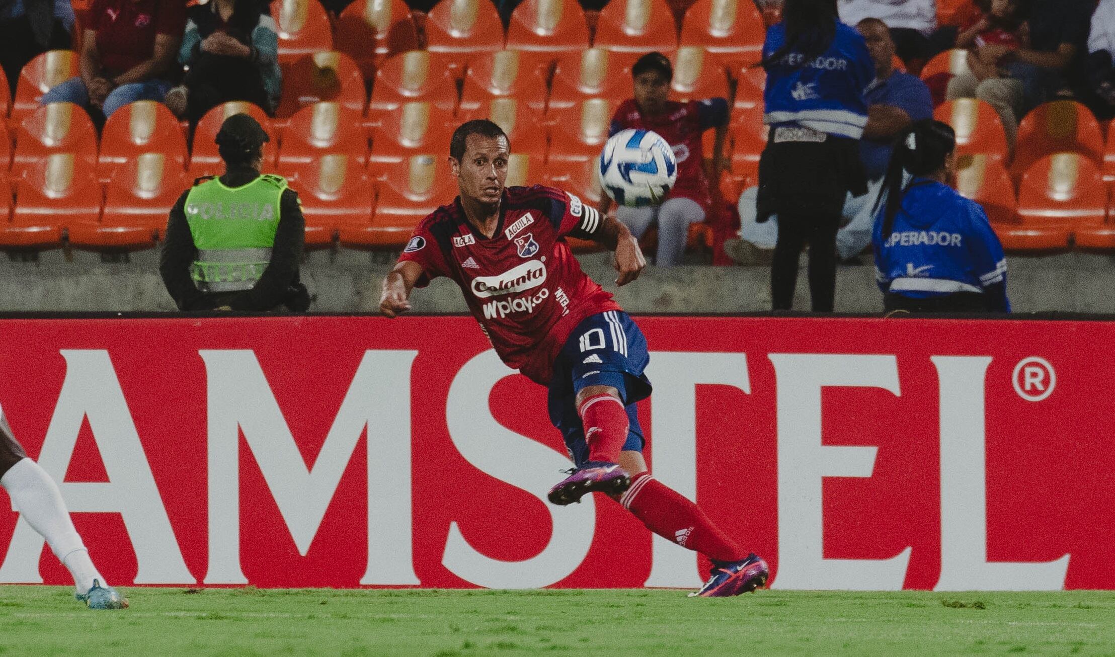 Andrés Ricaurte en el momento en el que asistió a Luciano Pons en el gol para Medellín ante Metropolitanos / Foto: @DIM_Oficial
