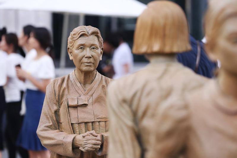 En la foto se ve la estatua de Kim Hak-soon, quien fue la primera mujer coreana en dar un testimonio sobre su vida como mujer de consuelo el 14 de agosto de 1991. Durante sus últimos años de vida, se dedicó al activismo y a pedir una disculpa por parte del Gobierno japonés así como el reconocimiento de los hechos en los libros de historia.|Korea.net DB