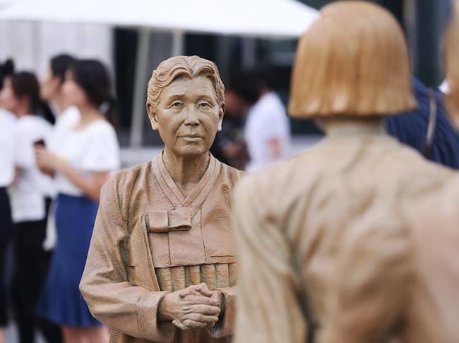 En la foto se ve la estatua de Kim Hak-soon, quien fue la primera mujer coreana en dar un testimonio sobre su vida como mujer de consuelo el 14 de agosto de 1991. Durante sus últimos años de vida, se dedicó al activismo y a pedir una disculpa por parte del Gobierno japonés así como el reconocimiento de los hechos en los libros de historia.|Korea.net DB