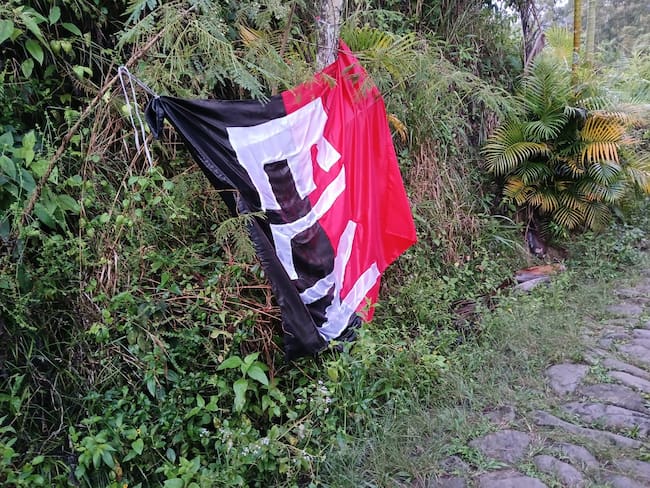 Bandera del ELN instalada en el municipio de Jardín, Antioquia- foto cortesía