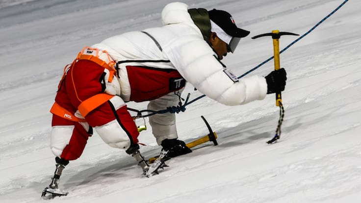 La inspiradora historia del exsoldado amputado de ambas piernas que subió el Everest