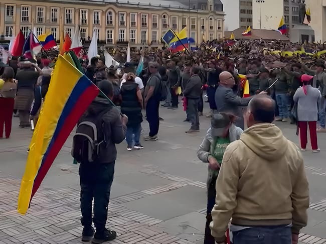 Miles de exintegrantes de la Fuerza Pública protestaron contra Gustavo Petro en Bogotá