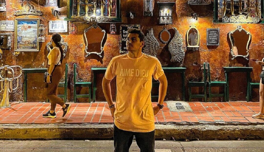 Iker Casillas posa por las calles de Cartagena.