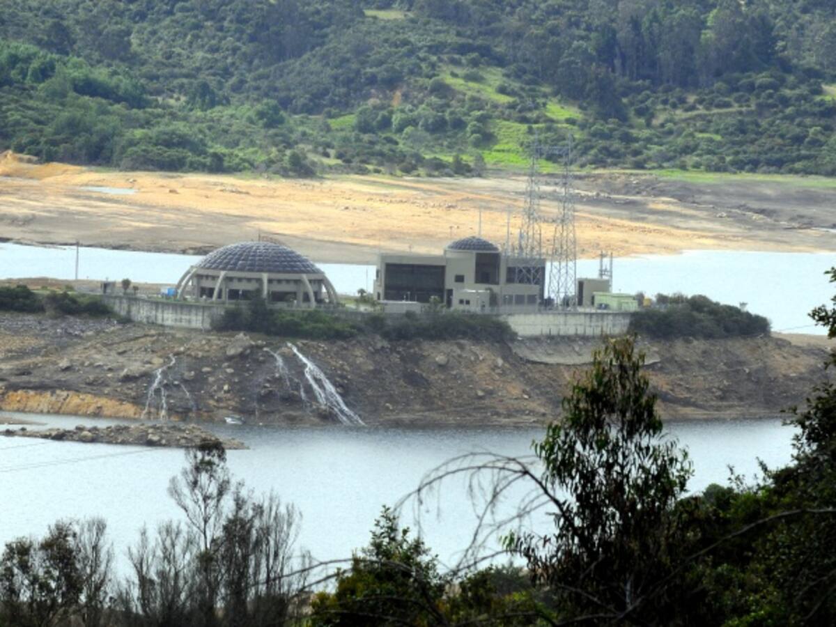 Bajos niveles de embalses obliga al ahorro de energía en el país