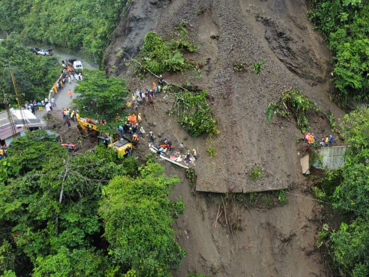 Derrumbe en la vía Risaralda-Chocó dejó varios vehículos sepultados