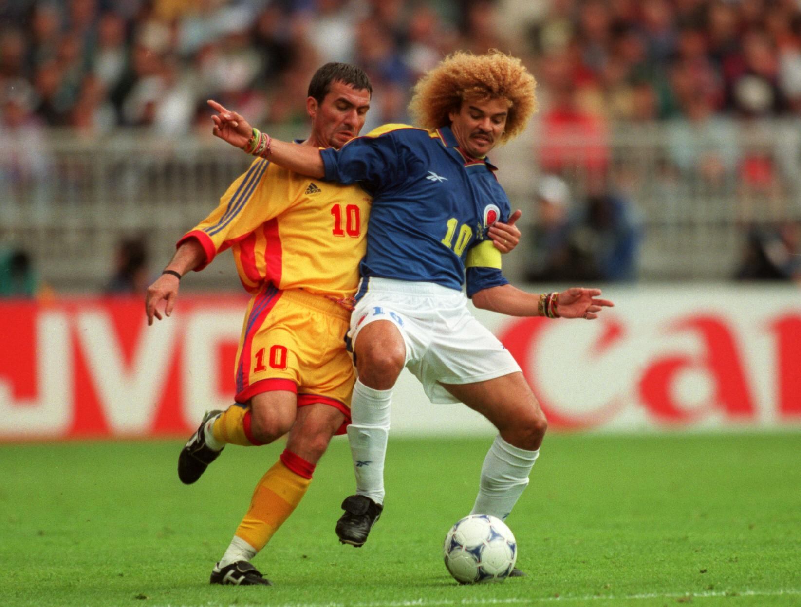 Gheorghe Hagi disputando un balón con el 'Pibe' Valderrama durante el Mundial de Francia 1998. (Photo by Matthew Ashton/EMPICS via Getty Images)